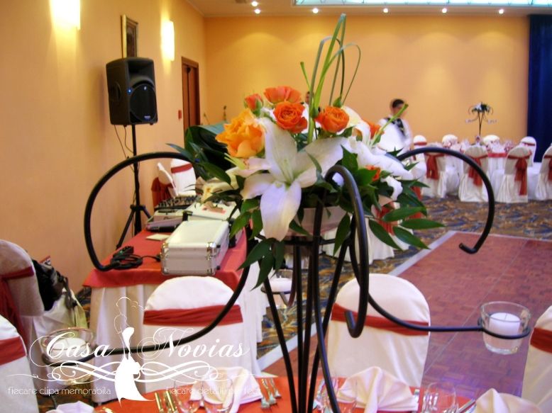 aranjament-floral-din-crini-si-trandafiri-portocalii