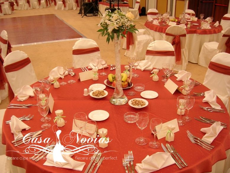 aranjament-floral-pe-vaza-inalta-din-crini-si-trandafiri