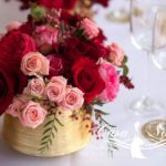 aranjament-floral-rosu-roz