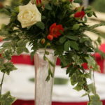 aranjament-floral-trandafiri-albi-frezii