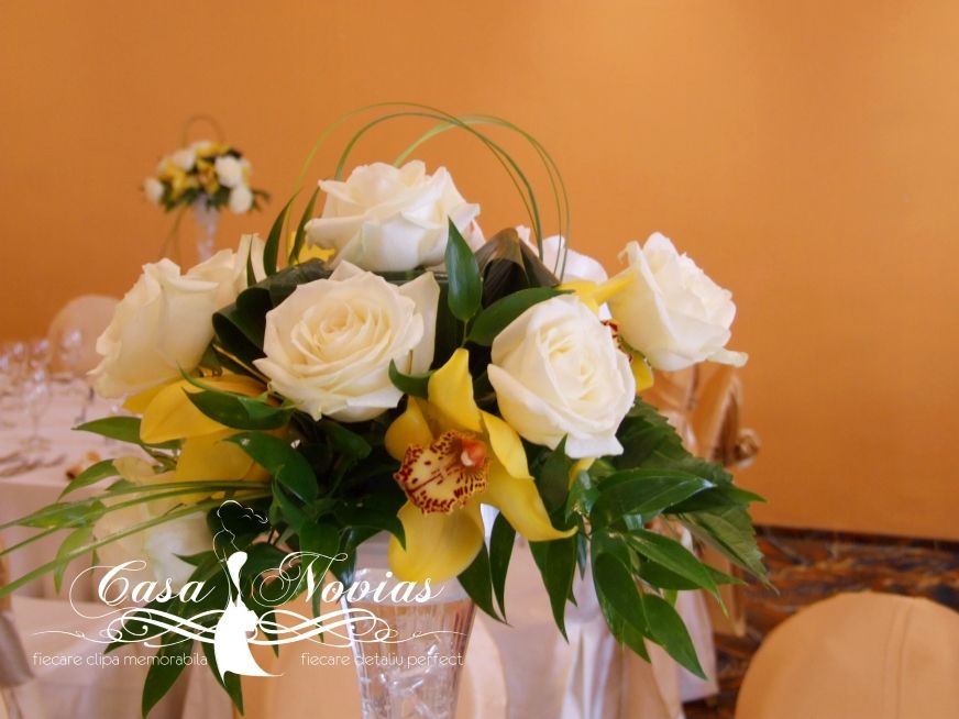 aranjament-pe-vaza-inalta-din-hortensie-alba-si-cymbidium-galben