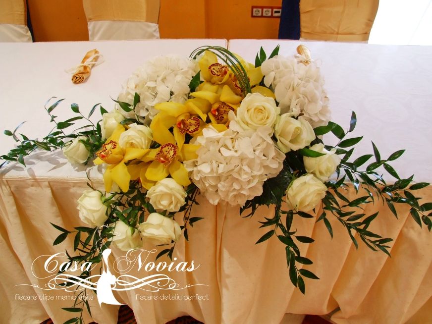 aranjament-prezidiu-din-hortensie-alba-si-cymbidium-galben