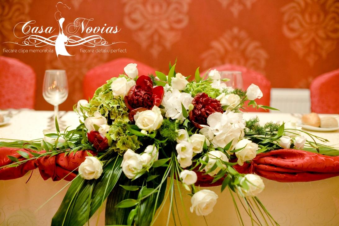 aranjament-prezidiu-din-hortensie-alba-trandafiri-albi-bujori-grena-si-eustoma
