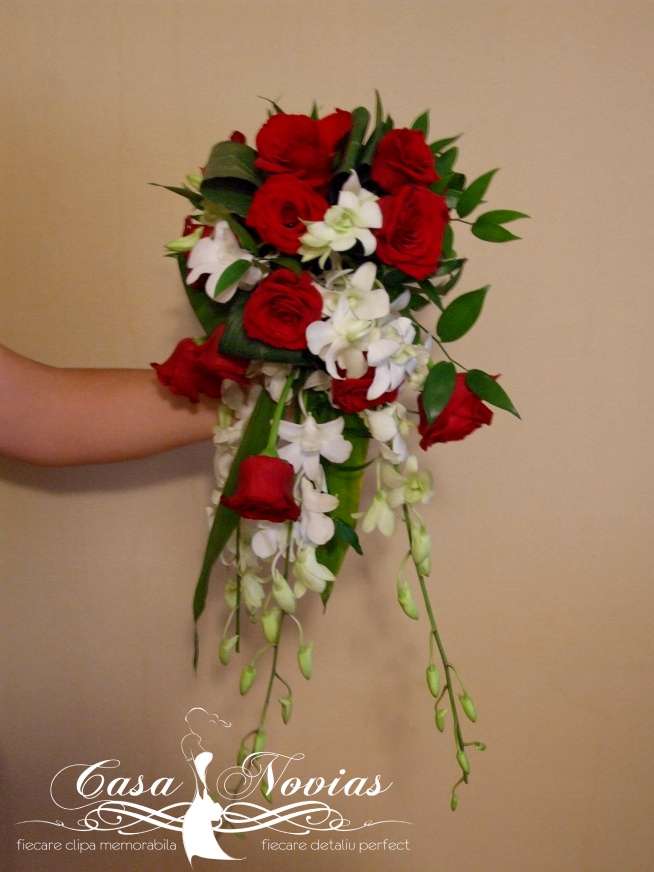 buchet-curgator-din-trandafiri-grena-i-dendrobium-alb