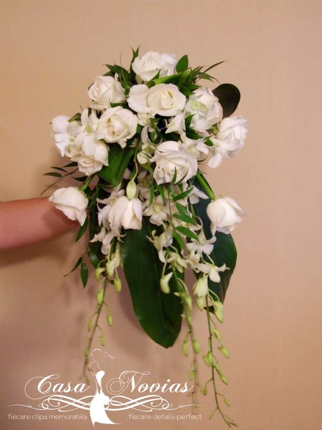 buchet-curgator-din-trandafiri-si-dendrobium