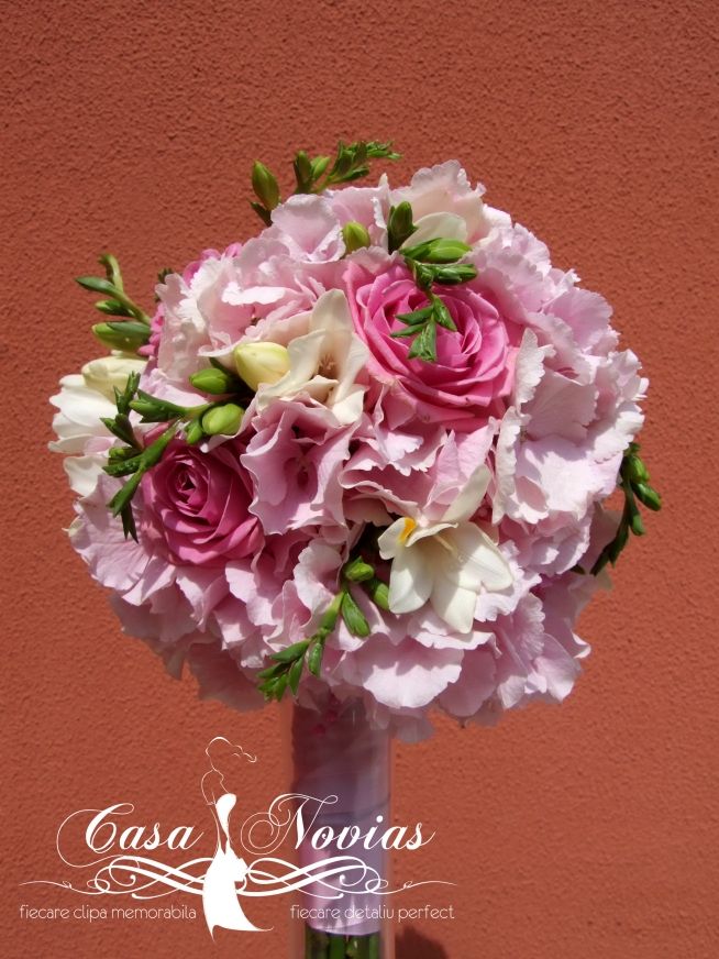 buchet-mireasa-din-hortensie-roz-trandafiri-si-frezii