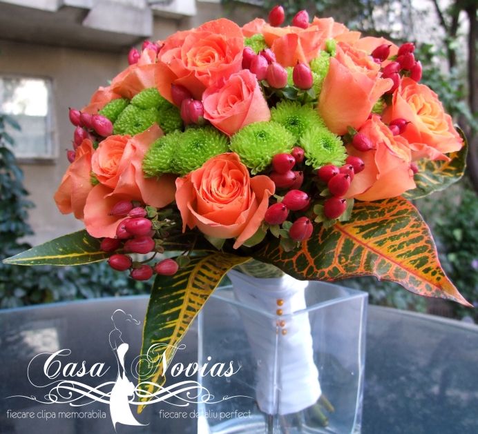 buchet-mireasa-din-trandafiri-portocalii-santini-si-hypericum