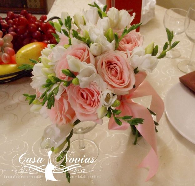 buchet-mireasa-din-trandafiri-roze-si-frezii