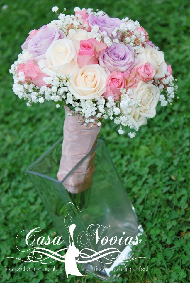 buchet-mireasa-trandafiri-si-gypsophila