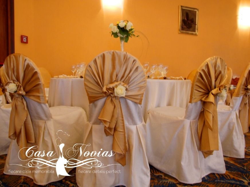 esarfa-aurie-cu-detaliu-floral