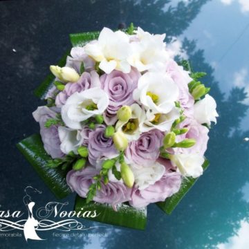 buchet-mireasa-din-trandafiri-mov-irisi-si-lisianthus-alb