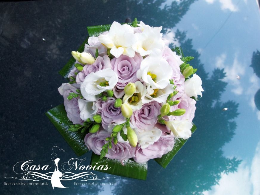 buchet-mireasa-din-trandafiri-mov-irisi-si-lisianthus-alb