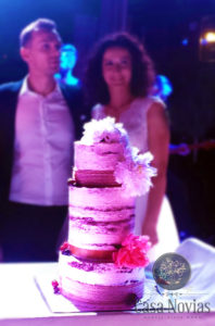 naked cake decorat cu bujori
