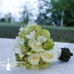 buchet-trandafiri-albi-verzi1