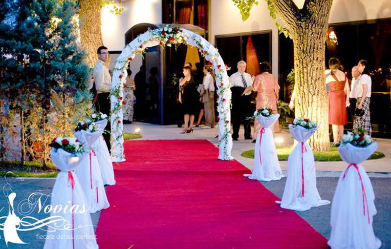 arcada-decorata-cu-flori-iedera-stalpisori-covor-rosu1